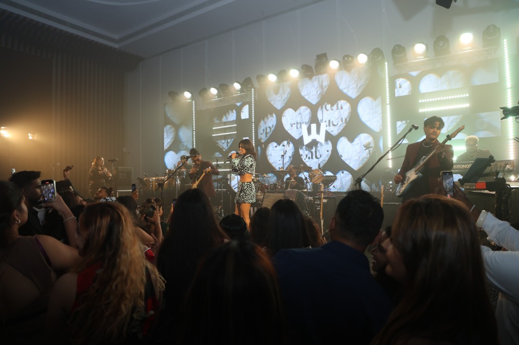 Famous Guest Vocalist Yohani Live Performance and Fans Filming