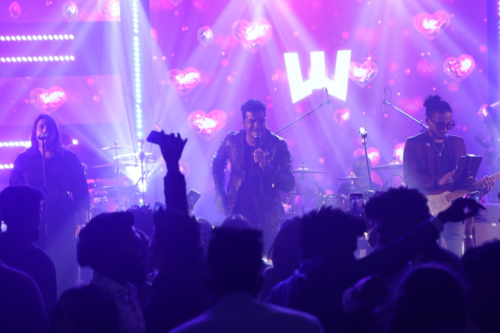 Famous Vocalist Shihan Mihiranga Live Performance under Purple Lights